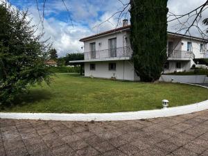 a white house with a tree in the yard at Gîte PMR 6 couchages/Chambre /hôte à partir de 45€ in Albi