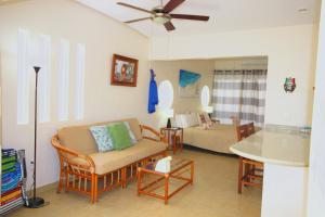 莫雷洛斯港的住宿－Cabañas Puerto Morelos，客厅配有沙发和桌子