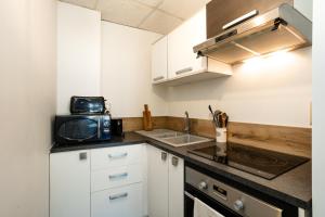 Η κουζίνα ή μικρή κουζίνα στο Charmant logement Villefranche +4 φωτογραφίες