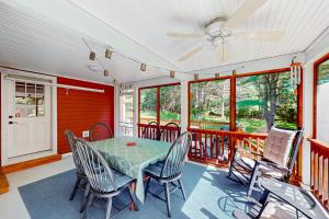a dining room with a table and chairs on a balcony at Mountain Cascade in Hague