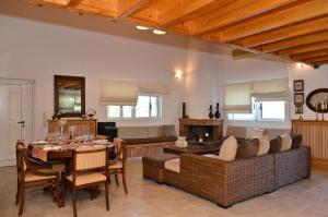 A seating area at Dimeon Villa