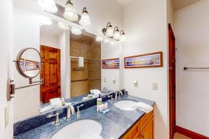 a bathroom with two sinks and a large mirror at Mountain Cascade in Hague +22 photos