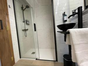 bagno con doccia in vetro e lavandino di ROS CENTRIC Cal Ros a Montblanc
