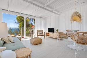 sala de estar con sofá, mesa y sillas en Casa de la Playa. Beach House with magnificent sea, en Málaga
