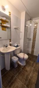 uma casa de banho com um WC, um lavatório e um chuveiro em CASA LUXURY em Villavicencio