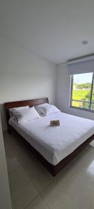 uma cama grande num quarto com uma janela em CASA LUXURY em Villavicencio