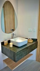 uma casa de banho com um lavatório branco e um espelho. em Refugio Sova em Jama