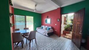 Cette chambre comprend un lit, une table et des chaises. dans l'établissement Villa frente al mar en Yelapa para 4 personas, à Yelapa