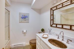 Ένα μπάνιο στο Waterfront Condo Walk to Downtown Boothbay Harbor