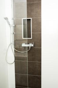 ein Badezimmer mit einem Spiegel und einem Waschbecken in der Unterkunft KELLER APARTMENT in Sulz am Neckar