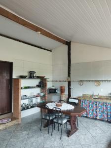 Casas do Rodrigo في سانتانا دي رياتشو: مطبخ مع طاولة وكراسي في غرفة