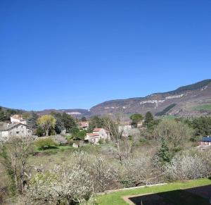 a view of a village with mountains in the background at Logement avec terrasse Millau in Millau
