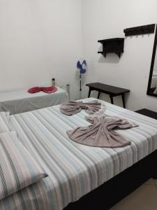 2 camas en una habitación con piano en Casas do Rodrigo en Santana do Riacho