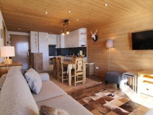 ラルプ・デュエズにあるAppartement Huez, 3 pièces, 6 personnes - FR-1-405-159のリビングルーム(ソファ付)、ダイニングルーム