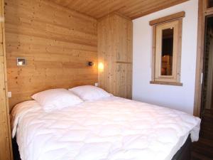ラルプ・デュエズにあるAppartement Huez, 3 pièces, 6 personnes - FR-1-405-159の木製の壁のドミトリールームのベッド1台分です。