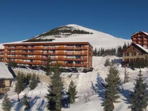 ラルプ・デュエズにあるAppartement Huez, 3 pièces, 6 personnes - FR-1-405-159の山前雪中大きな建物