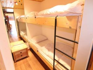 a couple of bunk beds in a room at Appartement Huez, 2 pièces, 6 personnes - FR-1-405-162 in LʼHuez