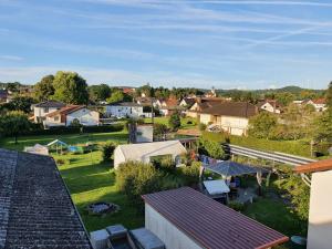 una vista aérea de una pequeña ciudad con casas en Ferienwohnung Paul en Losheim
