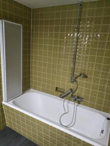 Das Bad ist mit einer Badewanne mit einer Dusche ausgestattet. in der Unterkunft Ferienwohnung Paul in Losheim