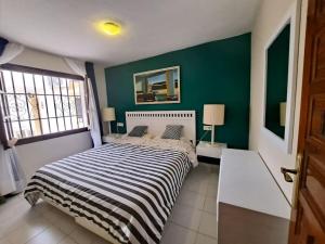 En eller flere senge i et værelse på Vera Shore 4 persons 2 pools and beach 200 m + 28 billeder