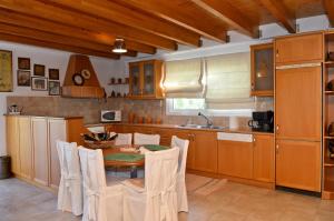A kitchen or kitchenette at Dimeon Villa