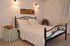A bed or beds in a room at Dimeon Villa