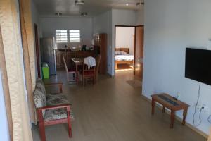 a living room with a couch and a dining room at Schitterend gelegen tweekamerwoning in Paramaribo