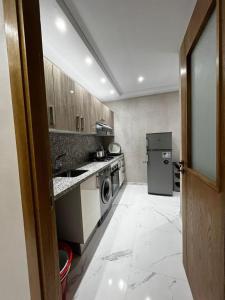 Il comprend une cuisine équipée d'un lave-linge et d'un sèche-linge. dans l'établissement Appartement Jardins de Tanger , 2 chambres, à Tanger