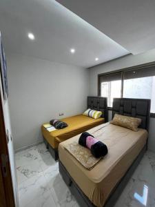 sypialnia z 2 łóżkami w pokoju w obiekcie Appartement Jardins de Tanger , 2 chambres w mieście Tanger