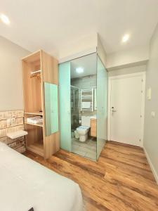 ブルゴスにあるUrban Burgosのベッドルーム1室(トイレ、鏡付きのバスルーム付)