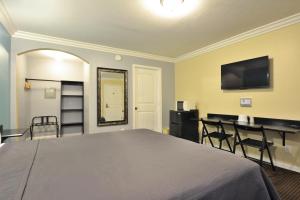 Lodge at 32nd في سان دييغو: غرفة نوم بسرير وطاولة مع كراسي