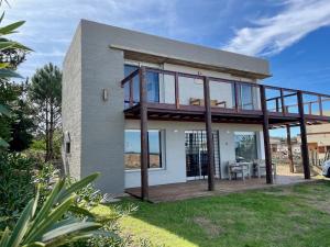 波特苏埃洛Primafila的房屋设有大窗户和甲板