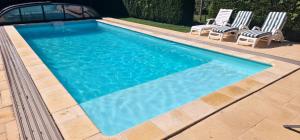 Bazén v ubytovaní Charmant logement dans un écrin de verdure alebo v jeho blízkosti