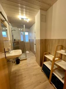 bagno con lavandino, doccia e servizi igienici di FLAIR Bad Rodach - 5 Sterne Ferienwohnungen a Bad Rodach