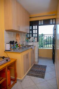 cocina con fregadero y encimera en cla bnb, en Kisumu