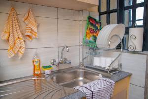 cocina con fregadero y encimera en cla bnb, en Kisumu