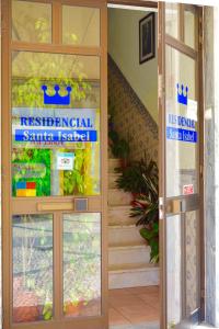 para szklanych drzwi w budynku w obiekcie Santa Isabel w mieście Portimão