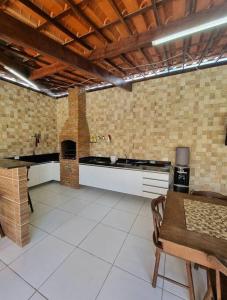格雷夫森德的住宿－Casa em Gravatá com Piscina 2024，一个带桌子和炉灶的大厨房