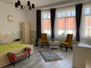 Schlafzimmer mit einem Bett, einem Tisch und Stühlen in der Unterkunft Penzión Bihari in Dunajská Streda