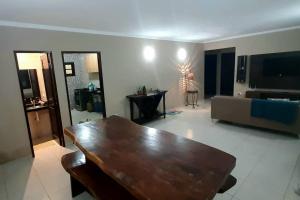 格雷夫森德的住宿－Casa em Gravatá com Piscina 2024，客厅配有木桌和沙发