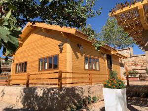 uma cabana de madeira com um alpendre e uma cerca em Rise In Valley em Ifrane