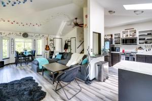 - un salon avec un canapé et une table dans l'établissement Lynwood Vacation Rental with Outdoor Living Galore!, à Lynnwood
