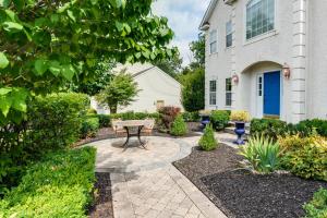 un patio con una mesa en medio de un patio en Centrally Located Harleysville Home with Pool, en Harleysville