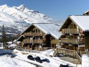 a lodge in the snow with snow covered mountains at Appartement 2 Pièces pour 6 Personnes – Résidence Les Chalets d'Aurouze, La Joue du Loup - FR-1-504-464 in Le Dévoluy