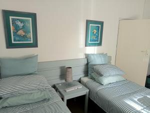 dwa łóżka siedzące obok siebie w pokoju w obiekcie 57 On Wellington Accommodation w mieście Colchester