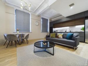 sala de estar con sofá y mesa en Classy 2bedroom City Centre Apt, en Mánchester