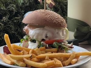 un sándwich y papas fritas en un plato en Na Stoku, en Istebna