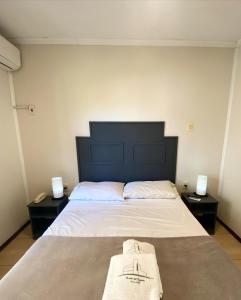 Tempat tidur dalam kamar di Hotel Mirador del Dayman