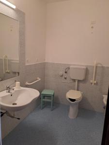マルツァメミにあるLe Sorelle del Vinoのバスルーム(洗面台、トイレ、鏡付)