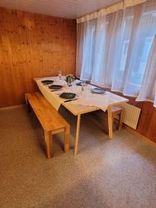 uma sala de jantar com uma mesa num quarto em Staubbach View - Traditional Chalet Apartment em Lauterbrunnen